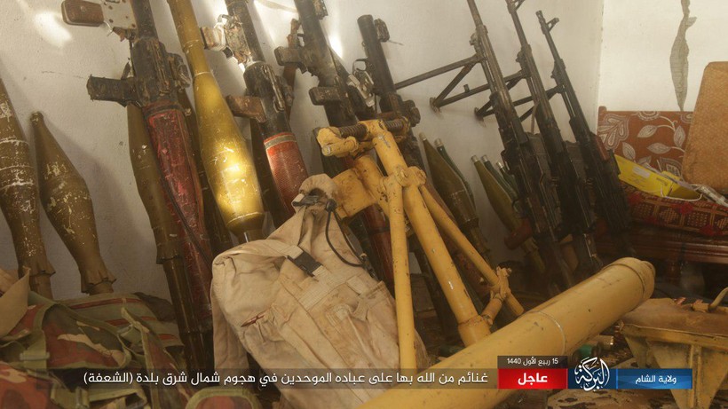 Những vũ khí trang bị của người Kurd vị IS chiếm được trong cuộc tấn công vào thị trấn al-Bahrah . Ảnh trang Amaq