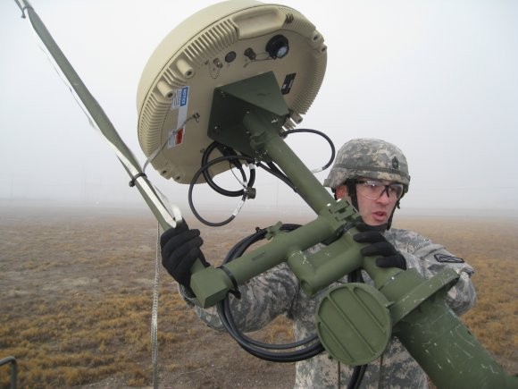 Lính Mỹ thiết lập anten truyền thông đa phương tiện ở Afghanistan. Ảnh Breaking Defence