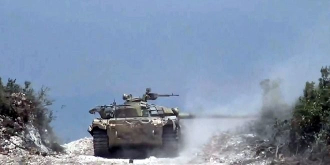 Quân đội Syria pháo kích đánh trả lực lượng Hồi giáo cực đoan ở bắc Hama. Ảnh: Masdar News.