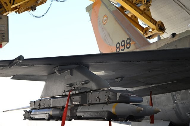 Máy bay F-16Is, mang theo bom nhỏ GBU-39s chuẩn bị xuất kích tấn công Syria. 