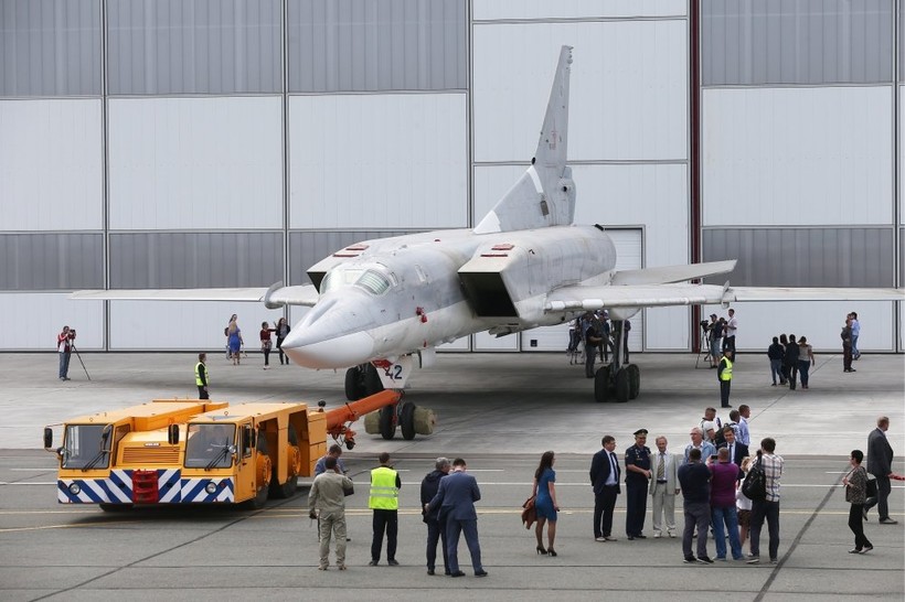 Máy bay ném bom chiến lược Tu-22M3M rời xưởng sản xuất. Ảnh Russian Gazeta.
