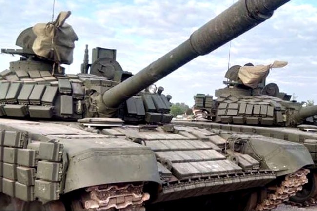 Các xe tăng T-72B1 "Đại bàng Trắng" Nga tham gia diễn tập cho cuộc diễu binh trong lễ kỷ niệm 70 năm thành lập Quân đội Nhân dân Lào.