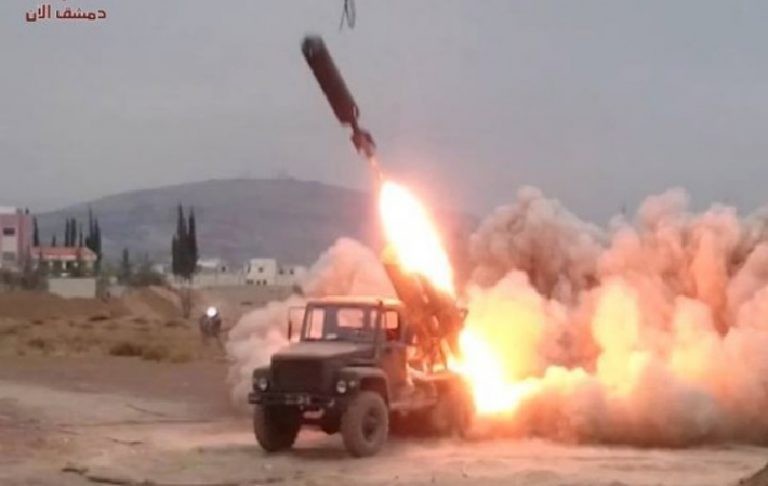 Lực lượng pháo binh tên lửa quân đội Syria sử dụng tên lửa tự chế Elephant (Voi) tấn công các nhóm Hồi giáo cực đoan. Ảnh minh họa Masdar News