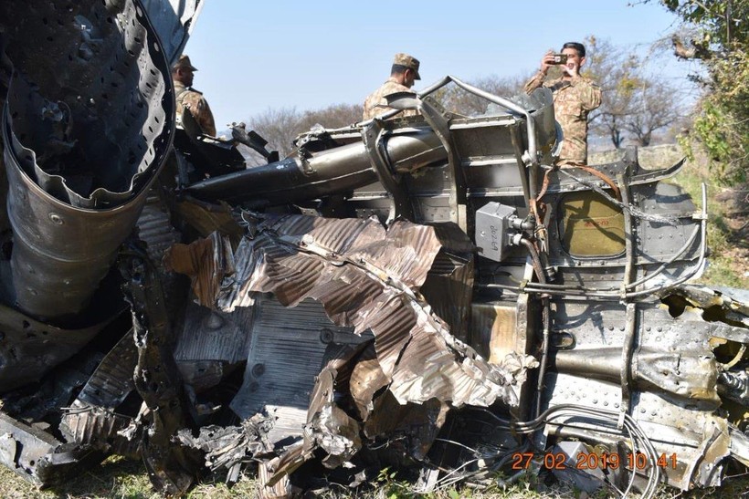 Mảnh xác máy bay MiG-21 bị bắn rơi ở Pakistan. Ảnh minh họa: tài khoản Twitter Vinit Kulkarni.