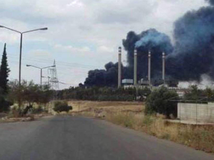 Nhà máy điện miền bắc Hama trúng đạn tên lửa bốc cháy.