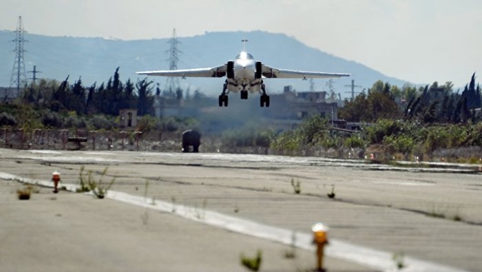 Máy bay chiến đấu Nga xuất kích trên sân bay Khmeimim, đánh phá chiến tuyến lực lượng Hồi giáo cực đoan ở Idlib.