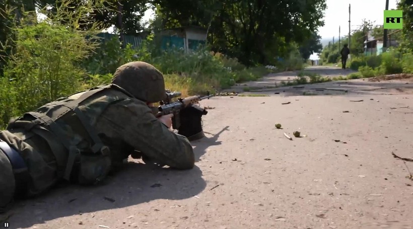 Dân quân Luhansk tấn công vào làng Novoluganskoye. Ảnh minh họa video