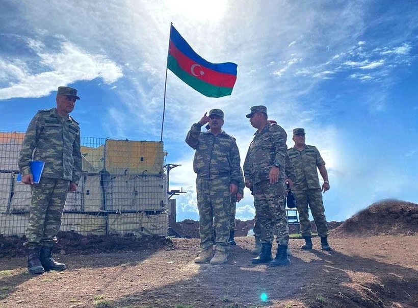 Bộ trưởng Quốc phòng Azerbaijan Zakir Hasanov trên khu vực Karvachar, kiểm tra các đơn vị quân đội Azerbaijan. Ảnh MoD Azerbaijan