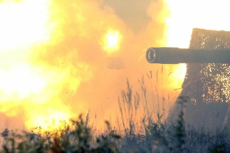 Lựu pháo Giatsint-B Nga khai hỏa. Ảnh South Front