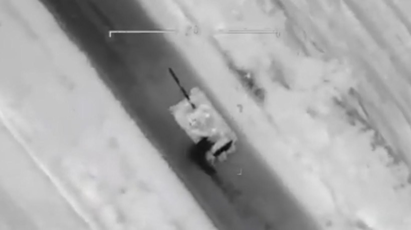 UCAV Bayraktar TB2 tấn công xe tăng quân đội Nga. Ảnh video Military Ukraine.