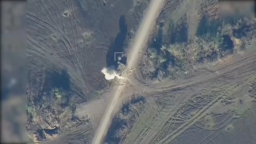 UAV Lancet phá hủy một xe công trình cứu kéo của quân đội Ukraine. Ảnh Video RG