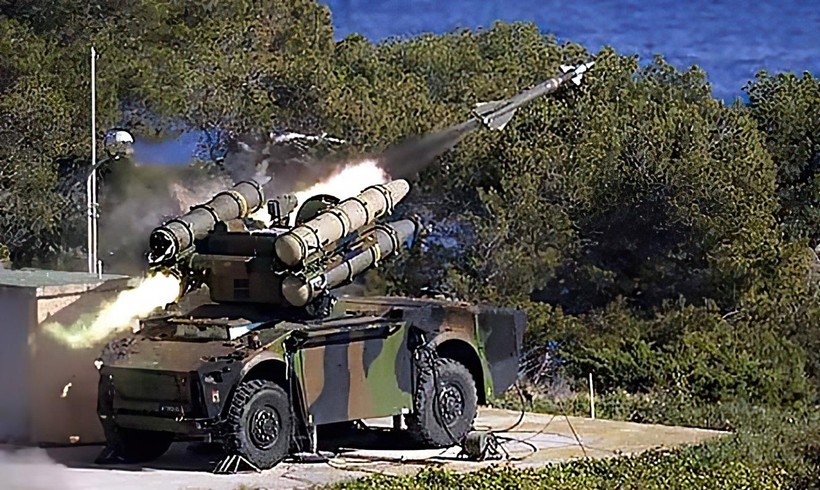 Hệ thống tên lửa phòng không Crotale NG do Pháp sản xuất phóng đạn. Ảnh Military Ukraine.