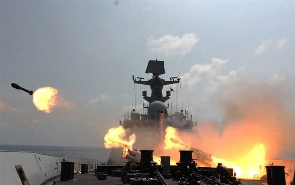 Tàu chiến Trung Quốc tập trận bắn đạn thật.