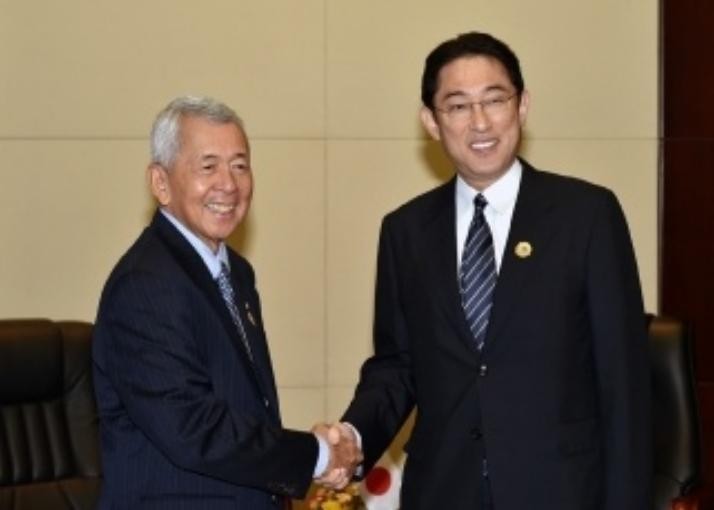 Bộ trưởng Ngoại giao Philippines Perfecto Yasay và Ngoại trưởng Nhật Bản Fumio Kishida.