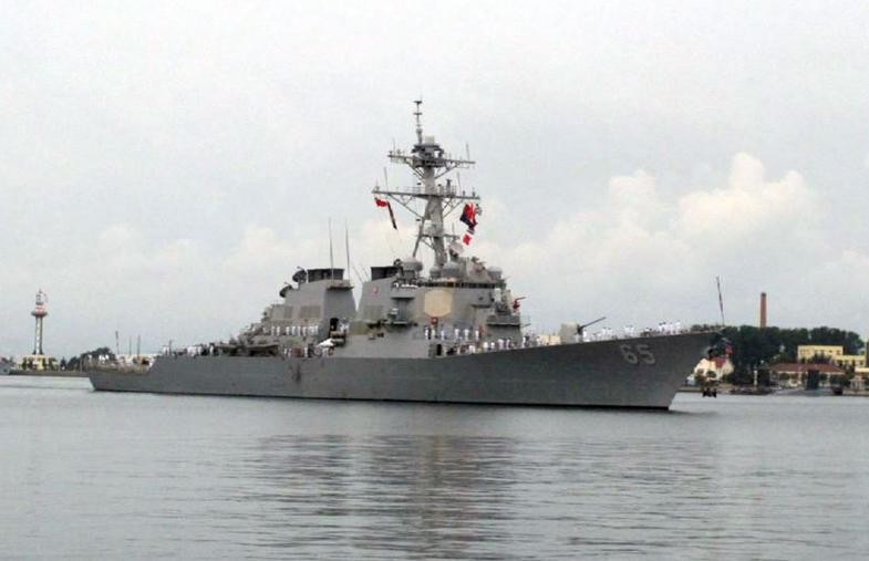 Ngày 8/8/2016, tàu khu trục USS USS Benfold (DDG-65) thăm Thanh Đảo, Trung Quốc. Ảnh: VOA.