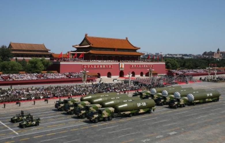 Tên lửa xuyên lục địa Đông Phong-5B Trung Quốc trên quảng trường Thiên An Môn ngày 3/.9/2015. Ảnh: Tin tức Tham khảo, Trung Quốc.