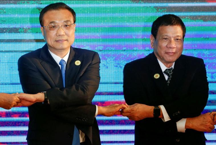 Ngày 7/9/2016, tại Hội nghị Cấp cao ASEAN-Trung Quốc, Thủ tướng Trung Quốc Lý Khắc Cường và Tổng thống Philippines Rodrigo Duterte "bắt tay". Ảnh: News.abs-cbn.com