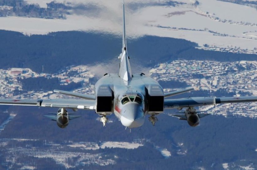 Máy bay ném bom chiến lược tầm xa Tu-22M3 Nga lắp 2 quả tên lửa hành trình AS-6. Ảnh: Sina