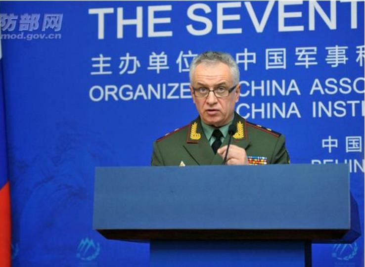 Trung tướng Viktor Poznikhir, Phó Cục trưởng thứ nhất Tổng cục Tác chiến, Bộ Tổng tham mưu Các lực lượng vũ trang Nga tại cuộc hợp báo về vấn đề hợp tác phòng thủ tên lửa giữa Nga và Trung Quốc sáng ngày 11/10/2016. Ảnh: News.qq.com