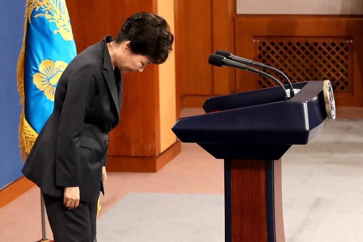 Tổng thống Hàn Quốc cúi đầu xin lỗi người dân.