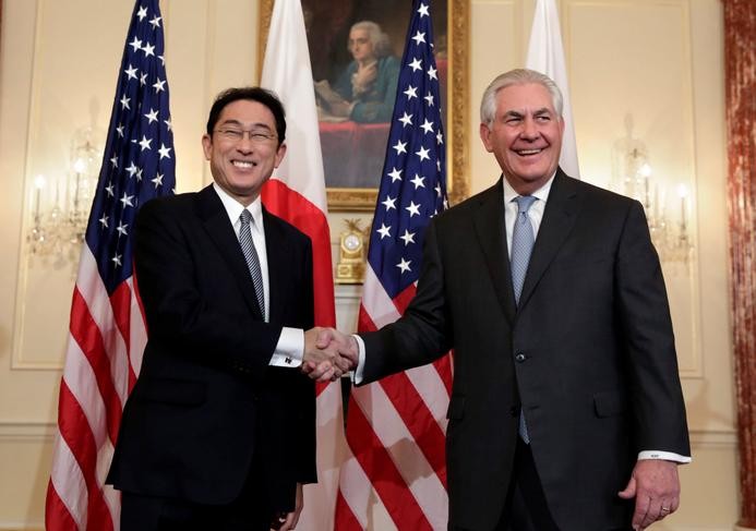 Ngoại trưởng Nhật Bản Fumio Kishida và Ngoại trưởng Mỹ Rex Tillerson. Ảnh: The Japan Times