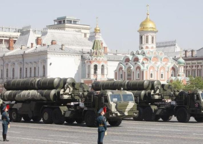 Hệ thống tên lửa phòng không tầm xa S-400 Nga tại Lễ duyệt binh kỷ niệm tròn 65 năm Chiến thắng vệ quốc. Ảnh: Cankao