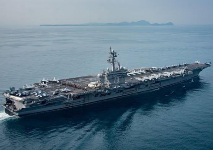 Tàu sân bay động cơ hạt nhân USS Carl Vinson ở eo biển Sunda ngày 15/4/2017. Ảnh: New York Times