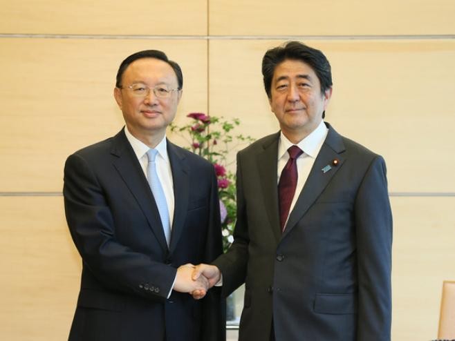 Ngày 31/5/2017, Thủ tướng Nhật Bản Shinzo Abe tiếp Ủy viên Quốc vụ Trung Quốc Dương Khiết Trì.