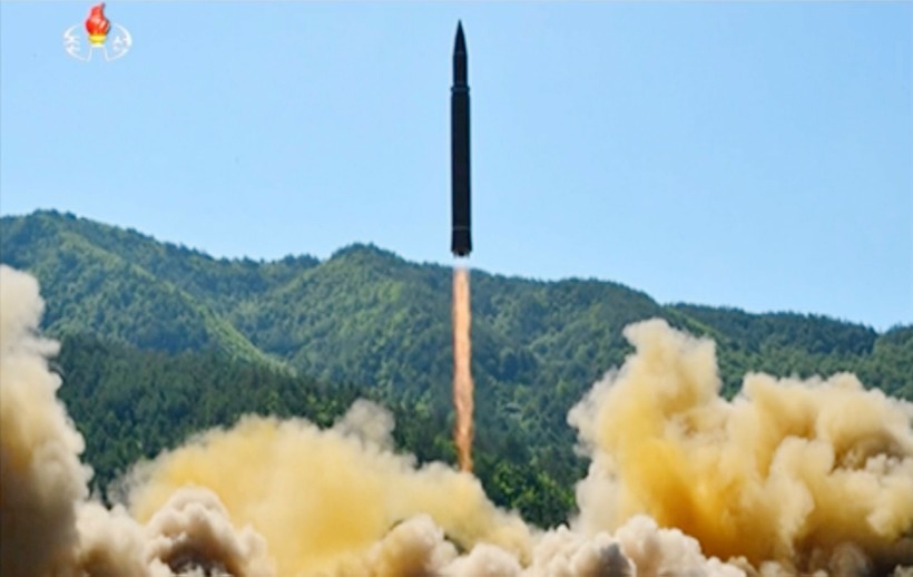 Tên lửa đạn đạo Hwasong-14 Triều Tiên. 