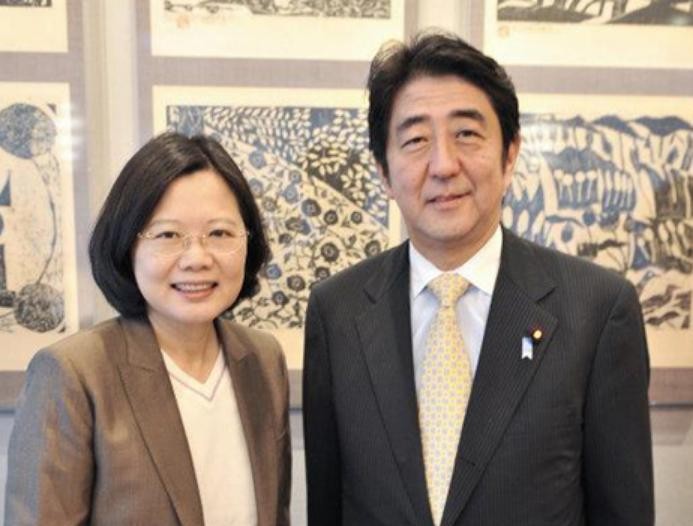 Bà Thái Anh Văn, nhà lãnh đạo Đài Loan và Thủ tướng Nhật Bản Shinzo Abe. Ảnh: Ifeng.