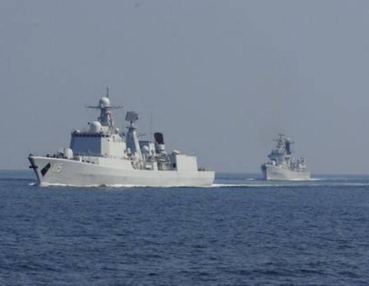 Tàu khu trục Thẩm Dương và tàu khu trục Thanh Đảo của Hạm đội Bắc Hải, hải quân Trung Quốc trong một cuộc tập trận vào đầu năm 2017. Ảnh: Sina.