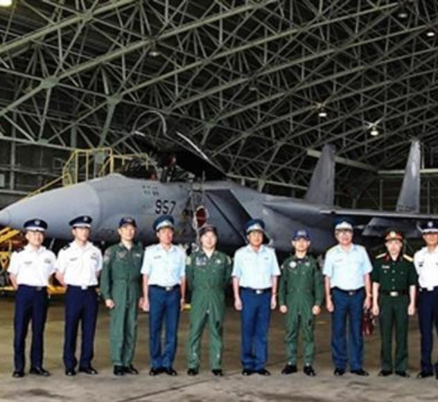 Đoàn đại biểu quân đội Việt Nam sang thăm Nhật Bản và chụp ảnh trước máy bay chiến đấu F-15J Nhật Bản. Ảnh: Sohu.