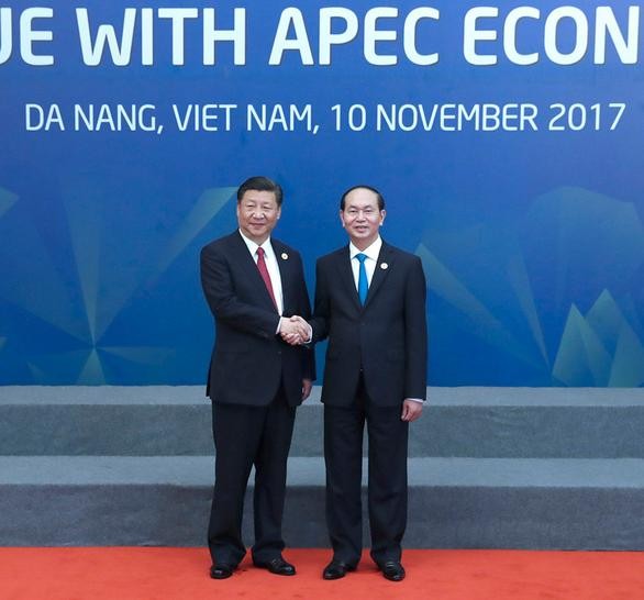 Chủ tịch nước Trần Đại Quang chào đón Chủ tịch Trung Quốc Tập Cận Bình tham dự APEC 2017 tại Đà Nẵng. Ảnh: Xinhuanet.