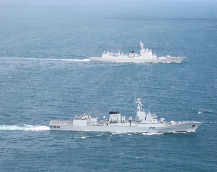 Ngày 22/11/2017, tàu khu trục Trịnh Châu 151 của Hạm đội Đông Hải, hải quân Trung Quốc tiến hành diễn tập liên hợp với tàu hộ vệ Saif Type F22P hải quân Pakistan. Ảnh: Mil.
