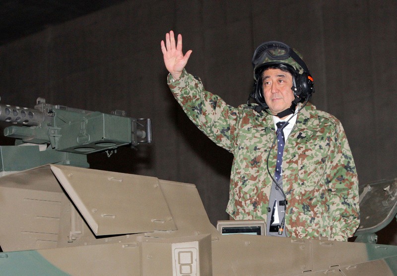 Thủ tướng Nhật Bản Shinzo Abe ngồi trên xe tăng vào ngày 27/4/2013.