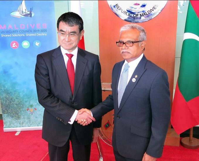 Ngày 6/1/2018, Ngoại trưởng Nhật Bản Taro Kono tiến hành hội đàm với Ngoại trưởng Maldives Mohamed Asim. Ảnh: The Japan Times.