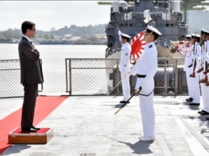 Ngày 11/2/2018, Ngoại trưởng Nhật Bản Taro Kono thị sát Lực lượng Phòng vệ Biển Nhật Bản đang luyện tập hàng hải ở cảng Muara, Brunei. Ảnh: Ministry of Foreign Affairs of Japan.
