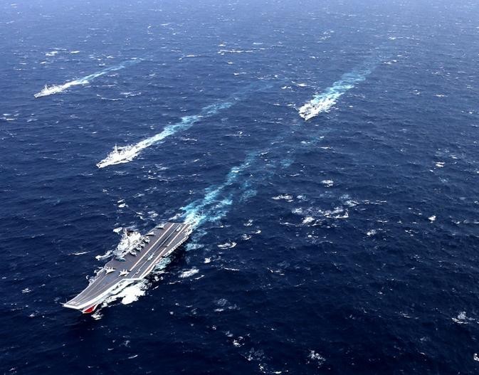 Biên đội tàu sân bay Liêu Ninh, hải quân Trung Quốc trên Biển Đông. Ảnh: Dwnews.