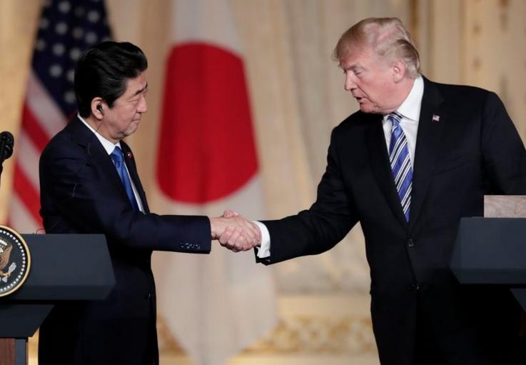Thủ tướng Nhật Bản Shinzo Abe và Tổng thống Donald Trump tại cuộc họp báo ngày 18/4/2018. Ảnh: AP.