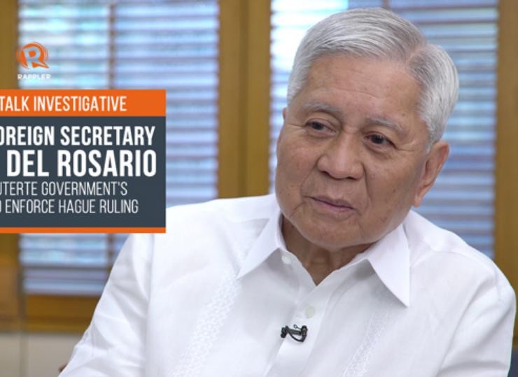 Cựu Ngoại trưởng Philippines Abert del Rosario trả lời phỏng vấn báo chí sau 2 năm Tòa trọng tài thường trực (PCA) ở The Hague, Hà Lan đưa ra phán quyết về vụ kiện trọng tài Biển Đông. Ảnh: Rappler.