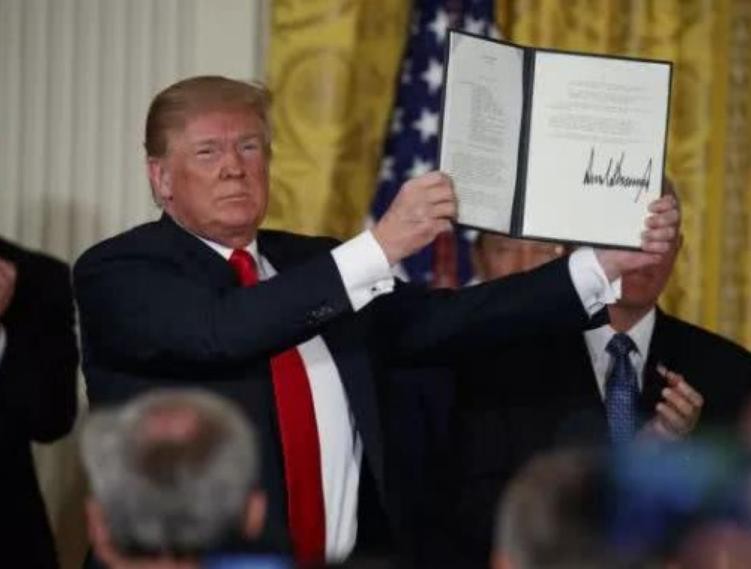 Tổng thống Mỹ Donald Trump ký sắc lệnh thành lập lực lượng vũ trụ. Ảnh: Cankao.