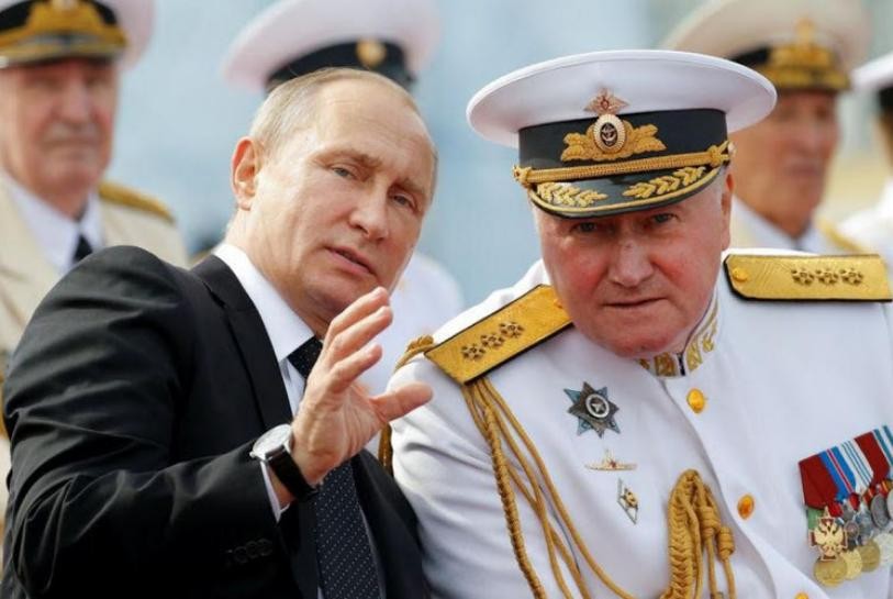 Tổng thống Nga Vladimir Putin nói chuyện với Tư lệnh hải quân Nga Vladimir Korolev. Ảnh: BusinessLIVE/Reuters.