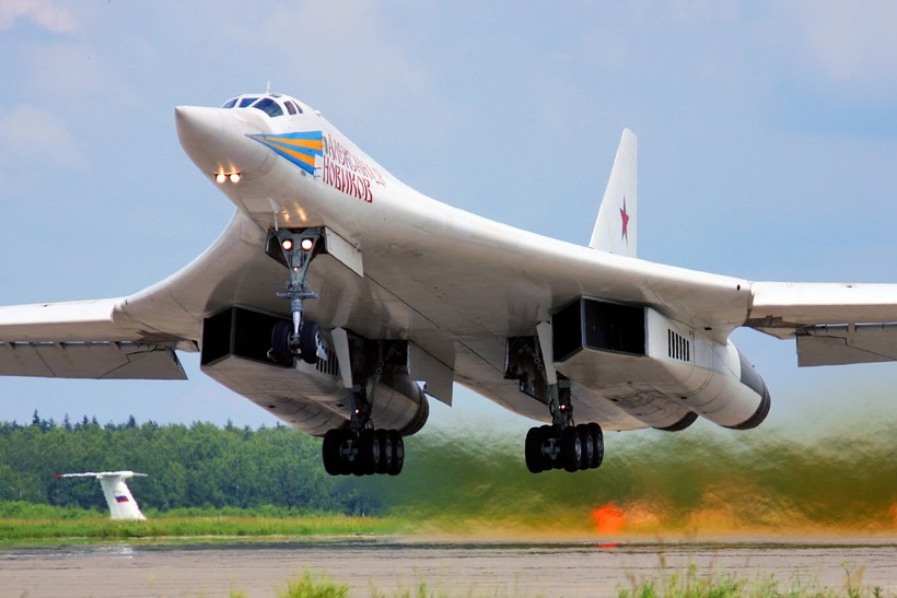Máy bay ném bom chiến lược T-160 của lực lượng không quân vũ trụ Nga có thể phát động những đòn tấn công chính xác tầm xa