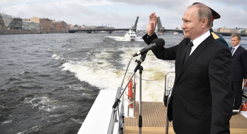 Tổng thống Putin trong lễ diễu binh hải quân Nga