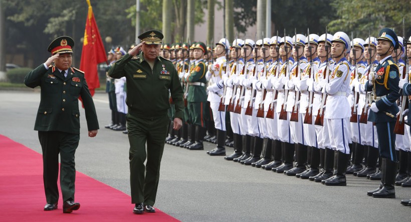 Bộ trưởng Quốc phòng Việt Nam Ngô Xuân Lịch đón Bộ trưởng Quốc phòng Nga Sergei Shoigu tại Hà Nội