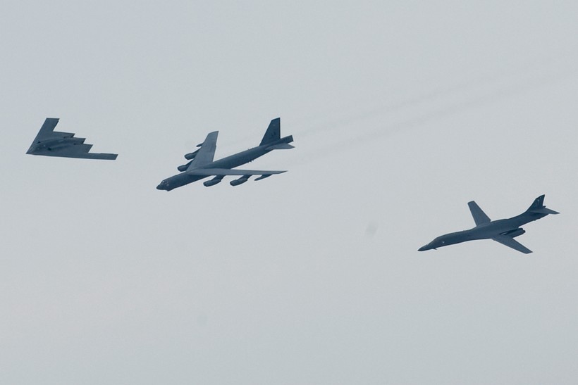 Mỹ từng điều cả bộ 3 máy bay tấn công chiến lược B-2 Spirit, B-1B và B-52 tới khu vực Biển Đông nhằm thị uy