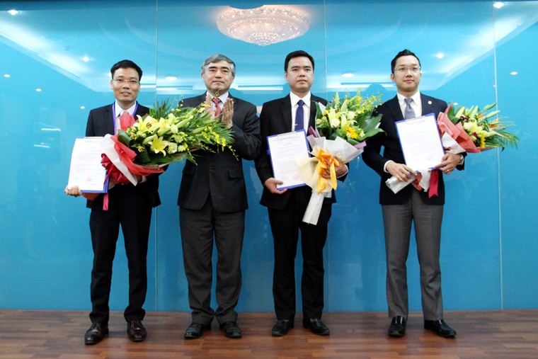 Thứ trưởng Bộ TT&TT Nguyễn  Minh Hồng trao quyết định bổ nhiệm Phó Cục trưởng Cục Báo chí cho ông Đặng Khắc Lợi (ngoài cùng bên trái), ông Hoàng Minh Tiến (ngoài cùng bên phải) và ông Lê Ngọc Bảo.