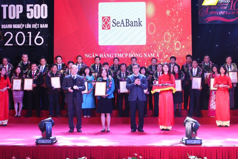 Lãnh đạo SEA Bank lên nhận chứng nhận