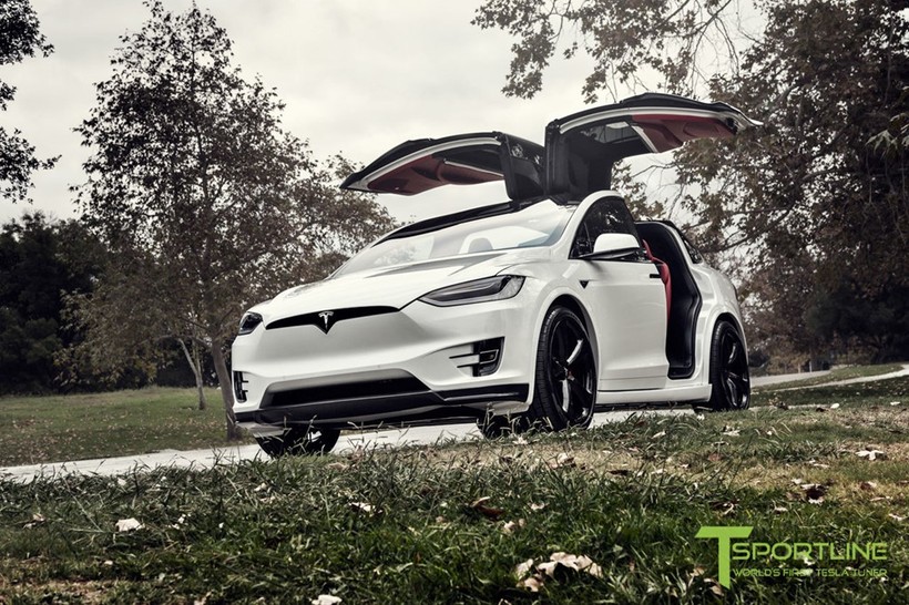 Mẫu xe điện Tesla Model X này đang được rao bán trên trang mua sắm trực tuyến với giá 180.000 USD. Trong đó, gói phụ kiện lắp thêm có giá khoảng hơn 60.000 USD.