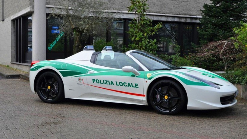 Ferrari 458 Spider được sử dụng bởi cảnh sát Milan, Italy.